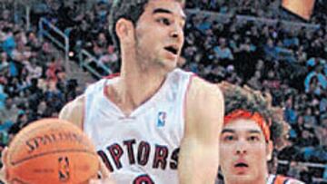 <b>TORONTO PERDIÓ. </b>Calderón penetra ante Anderson Varejao.