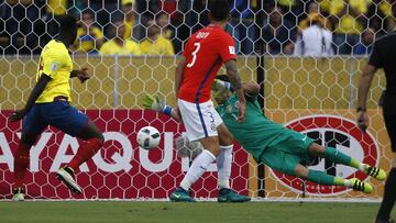 Chile juega su peor partido de la eliminatoria y cae ante Ecuador