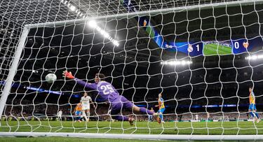 Es completamente inevitable. Centro de Arda Güler que encuentra libre de marca a Mbappé, el cual conectó de primeras con un exquisito remate para volver a batir a Agirrezabala. 