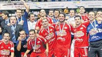 <b>PRIMERA ALEGRÍA. </b>Los jugadores y técnicos de ElPozo celebran el primer título de la temporada.