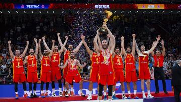 Rudy Fern&aacute;ndez levanta el trofeo de Campeones del Mundo conseguido por la Selecci&oacute;n Espa&ntilde;ola de Baloncesto.