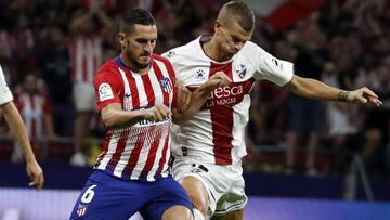 Koke controla el balón durante el partido de Liga Santander entre Atlético de Madrid y Huesca disputado en el Wanda Metropolitano.