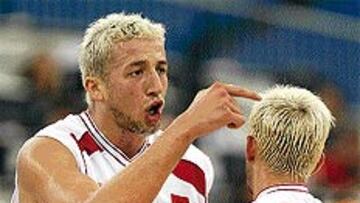 <b>TENSIÓN.</B> Los turcos (Türkoglu es sujetado por Tunceri) protestaron impotentes ante el juego español.