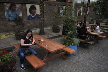 Murales de Diego Armando Maradona junto a un restaurante en Buenos Aires, Argentina.