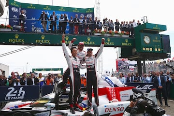 Kazuki Nakajima, Fernando Alonso y Sebastien Buemi celebran la victoria en las 24 Horas de Le Mans.