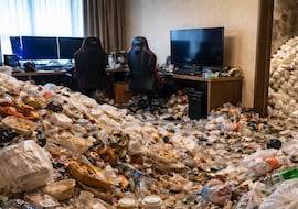 Dos años sin salir de un hotel para jugar y lo que encuentra el servicio de limpieza da escalofríos: “Es el infierno”