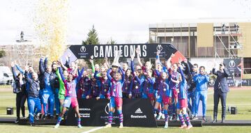 Celebración del FC Barcelona Femenino tras conseguir la Supercopa Femenina. 