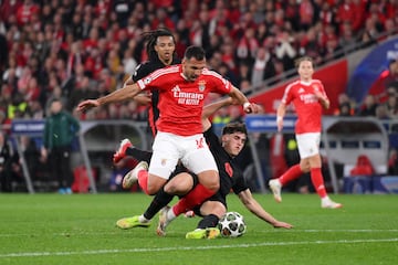 Vangelis Pavlidis se escapa para encarar a Wojciech Szczesny y Pau Cubars, derriba al delantero del Benfica siendo el ltimo defensor en el borde del rea.