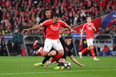 Vangelis Pavlidis se escapa para encarar a Wojciech Szczesny y Pau Cubarsí, derriba al delantero del Benfica siendo el último defensor en el borde del área.