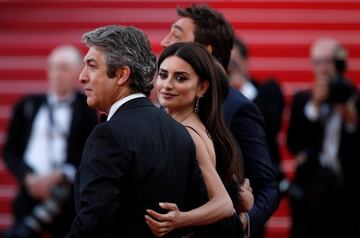 Penelope Cruz junto a Javier Bardem y Ricardo Darín a su llegada a la inauguración de la 71ª edición del Festival de Cannes con la proyección de la película "Todos lo saben".