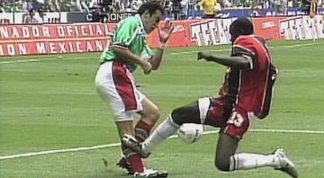 Elcock es uno de los grandes enemigos de todo México, y mejor recordado por haber lesionado a uno de los grandes ídolos del Tri, Cuauhtémoc Blanco. Esto ocurrió el 8 de octubre del 2000, aunque al final México se llevó el triunfo 7-0.