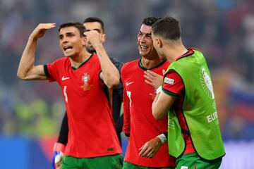 Los jugadores de la selección de Portugal tratan de levantar el ánimo al de Madeira, que llora como un niño, momentos antes de comenzar la segunda parte de la prórroga.