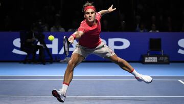Roger Federer devuelve una bola ante Alex De Minaur durante la final del Swiss Indoors de Basilea.