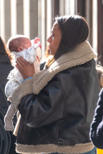 Ana Peleteiro pasea junto a su hija Lúa, a 20 de enero de 2023, en Madrid (España).