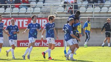 Edu Oriol es felicitado por sus compa&ntilde;eros tras anotar el 0-1.