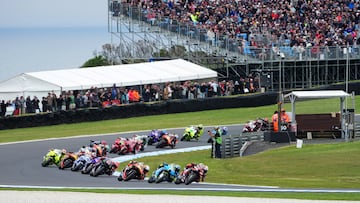 MotoGP - Australian Grand Prix - Phillip Island Grand Prix Circuit, Phillip Island, Australia - October 19, 2025 General view of riders in action at the start of MotoGP race via REUTERS/Asanka Brendon Ratnayake
