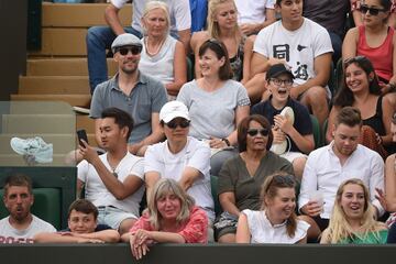 Los espectadores consiguieron las zapatillas de tenis de Robin Haase.