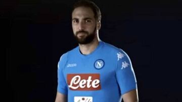 Higuaín posa con la nueva camiseta del Nápoles