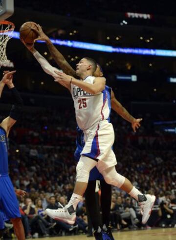 Austin Rivers de Los Angeles Clippers y Charlie Villanueva de los  Dallas Mavericks.