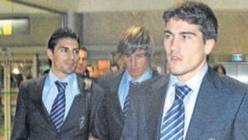 <b>REGRESA EL JEFECITO. </b>Zapater, a la llegada al Aeropuerto de Santander, es la única novedad en el once del Real Zaragoza.