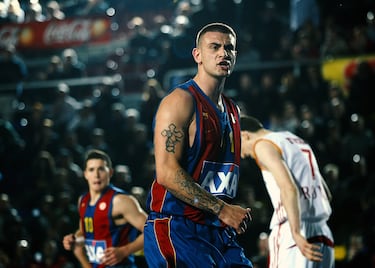 Tiene una Copa del Rey en su haber defendiendo la camiseta del club catalán. Llegó al Barcelona en julio de 2006 pero diversas lesiones le impidieron disfrutar de continuidad. El 19 de enero de 2008 durante un partido contra el CB Gran Canaria, sufrió una arritmia, repitiéndose los problemas cardíacos durante toda la temporada.