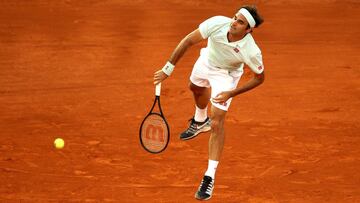 Federer asombra en su vuelta a la tierra: triunfo en 52 minutos