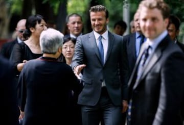 En su primer día en Pekín, el exinternacional inglés donó una camiseta del París Saint Germain, el club en el que colgó las botas, en un acto benéfico en la capital china.