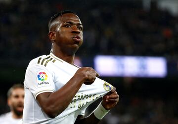 El Madrid pagó por Vinicius 45 millones y ahora vale 50. Su desparpajo, regate y velocidad han enamorado al Bernabéu, que tiene al brasileño como a uno de sus ídolos. En la última fase de la temporada se hizo indispensable para Zidane e incluso marcó el gol decisivo en el último Clásico ante el Barcelona. 
