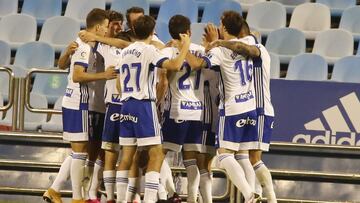 Los jugadores del Zaragoza celebran uno de los goles contra el Castell&oacute;n.