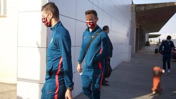 Escudero y Rakitic, embarcando hacia Londres.