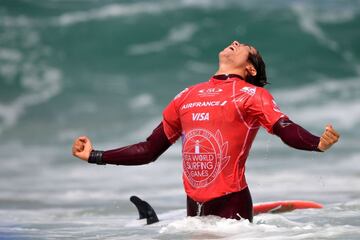 El mexicano Jhony Corzo se proclamó campeón del mundo de surf tras la final que le enfrentó al francés Joan Duru en Biarritz, en la costa suroeste francesa. En la final del Mundial-2017, Corzo se impuso con una puntuación de 14,50 por los 13,90 puntos del francés.
"Es un sueño que se convierte en realidad. Estoy muy orgulloso por esta medalla de oro para México", declaró el nativo de Puerto Escondido, que sucede en el palmarés al argentino Leandro Usuna, coronado en 2016.
(Información de AFP)