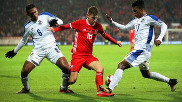 CAR02. CARDIFF (R.UNIDO), 14/11/2017.- Los panameños Manuel Vargas (i) y Luis Ovalle (d) en acción ante Davide Brooks (c) de Gales durante un partido amistoso disputado entre las selecciones nacionales de Panamá y Gales hoy, martes 14 de noviembre de 2017, en Cardiff, Gales (Reino Unido). EFE/DIMITRIS LEGAKIS