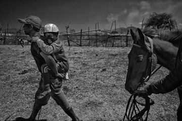 Los niños jockeys (de entre 5 y 10 años) viajan a pelo, descalzos, con poco equipo de protección y en caballos pequeños, durante las carreras de tradicionales de Maen Jaran, en la isla de Sumbawa, Indonesia.