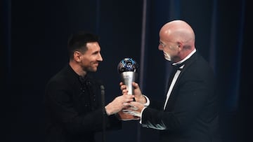 Messi e Infantino durante la entrega del FIFA The Best de 2023.
