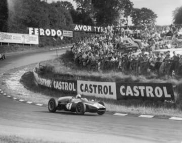 Es uno de los circuitos m芍s complejos de la F1. Est芍 construido usando las pistas de aterrizaje cercanas al pueblo de Silverstone. El GP de Inglaterra se ha celebrado aqu赤 desde 1950 y una de las curvas respetadas y temidas es la denominada Becketts, es una ※s§ y por el cambio de trayectoria es f芍cil que los pilotos comentan un error.
