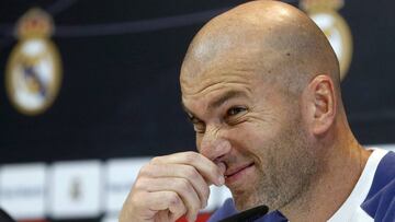 GRA120. MADRID, 11/01/2017.- El entrenador del Real Madrid, Zinedine Zidane, durante la rueda de prensa ofrecida hoy tras el entrenamiento que ha realizado la plantilla en Valdebebas, de cara al partido de vuelta de los octavos de final de la Copa del Rey que disputarán mañana en el Ramón Sánchez-Pizjuán frente al Sevilla. EFE/Kiko Huesca