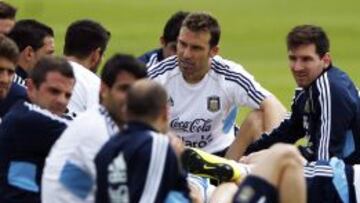 Messi charla con sus compañeros en la sesión de ayer.