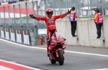 Marc Márquez celebra la victoria tras ganar el GP de Austria de MotoGP.
