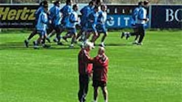 <B>REFLEXIÓN.</B> Luis y Marina hablan del futuro y la plantilla trabaja.