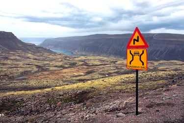 En Islandia encontraremos estás señal que nos advierte que nos acercamos a  un puente de un solo carril que requieren especial cuidado para cruzar, se producen bastantes accidentes en estos puentes, especialmente cuando las condiciones del camino son heladas.