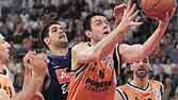 <b>DECISIVO.</B> Tomasevic reservó todos sus puntos (siete) para los últimos y decisivos momentos del choque.