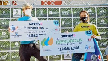 Los surfistas N&eacute;stor Garc&iacute;a y Ariane Ochoa posan con su cheque de 16.000 euros tras ganar la liga Fesurfing y la liga Iberdrola Fesurfing en Las Palmas de Gran Canaria. 