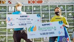 Los surfistas N&eacute;stor Garc&iacute;a y Ariane Ochoa posan con su cheque de 16.000 euros tras ganar la liga Fesurfing y la liga Iberdrola Fesurfing en Las Palmas de Gran Canaria. 