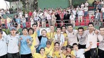 <b>CAMPEONES. </b>Los jugadores del Villarreal posan con su primer título en el Nacional alevín.