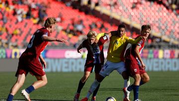 Norway's forward #11 Bork Bang-Kittilsen and Colombia's midfielder #14 Jordan Barrera fight for the ball during the 2025 FIFA U-20 World Cup football match between Colombia and Norway at the Fiscal Stadium in Talca, Chile on October 2, 2025. (Photo by Raul BRAVO / AFP)