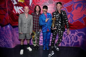 Red Hot Chilli Peppers en la alfombra roja de los MTV VMAs 2022.