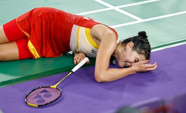 A lo largo de su carrera, Carolina Marín ha superado tres lesiones decisivas: la rotura del cruzado en 2019, una segunda rotura de cruzado y meniscos en 2021 que la dejó fuera de Tokio, y la grave lesión sufrida en los Juegos de París 2024 cuando ganaba su partido, se lesionó frente a He Bingjiao cuando ganaba el partido. España “lloró con ella”.