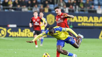 Moussa Diakité disputando un balón en el encuentro que enfrentaba al Cádiz CF y al CD Mirandés en la temporada 24-25 de la Liga Hypermotion.