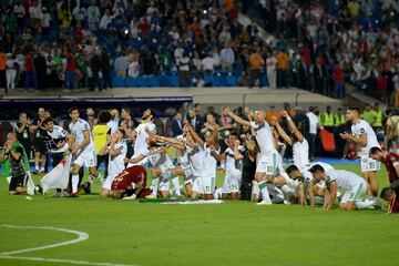 Los jugadores de Argelia celebran la Copa de África tras ganar 0-1 a Senegal en la final en el Cairo.  
 