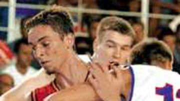 GRAN DUELO. Pau Gasol, en pugna con Andrei Kirilenko.